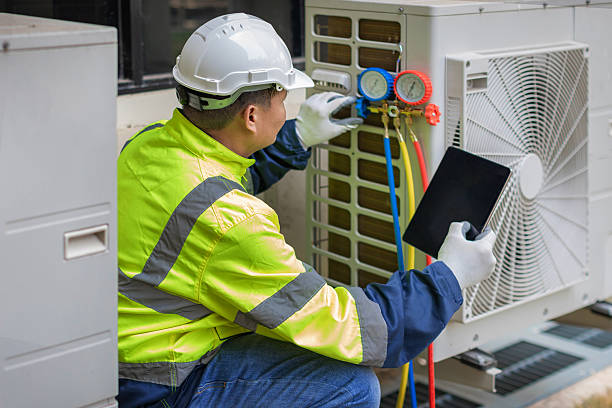 Professional Hvac technician working in Hutchins, TX